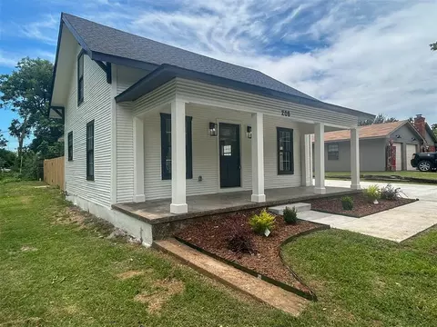 Exterior - 208 W Apache St, Marlow, OK 73055 photo 2 of 8