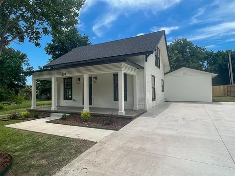 Exterior - 208 W Apache St, Marlow, OK 73055 photo 3 of 8