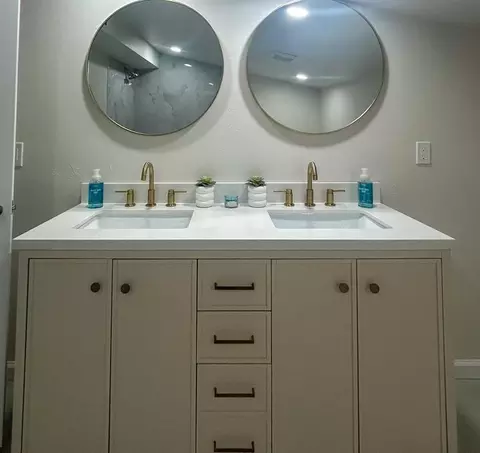 Bath - 208 W Apache St, Marlow, OK 73055 photo 7 of 10