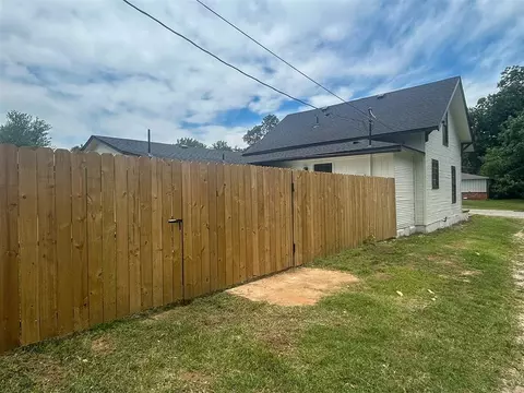 Exterior - 208 W Apache St, Marlow, OK 73055 photo 7 of 8