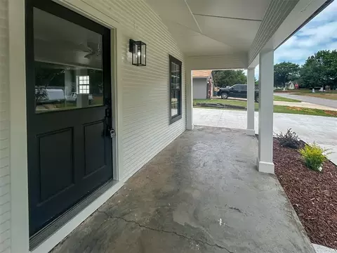 Exterior - 208 W Apache St, Marlow, OK 73055 photo 5 of 8