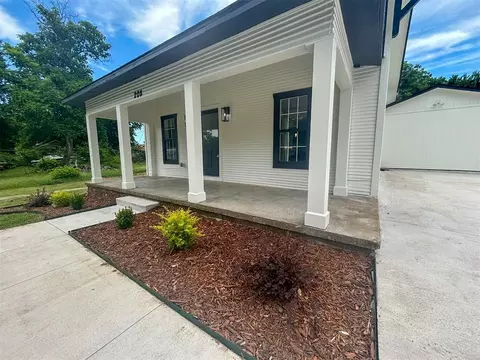 Exterior - 208 W Apache St, Marlow, OK 73055 photo 4 of 8