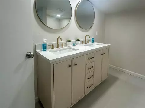 Bath - 208 W Apache St, Marlow, OK 73055 photo 5 of 10