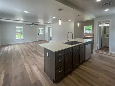 Living - 208 W Apache St, Marlow, OK 73055 photo 2 of 4