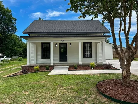 208 W Apache St, Marlow, OK 73055