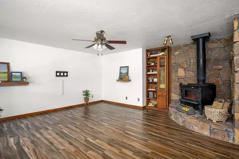 Living - 15615 S Pottawatomie Rd, Mcloud, OK 74851 photo 2 of 3