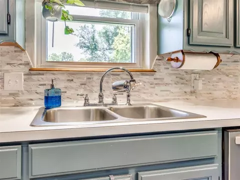 Kitchen - 400 Ridgewood Dr, Tuttle, OK 73089 photo 3 of 4
