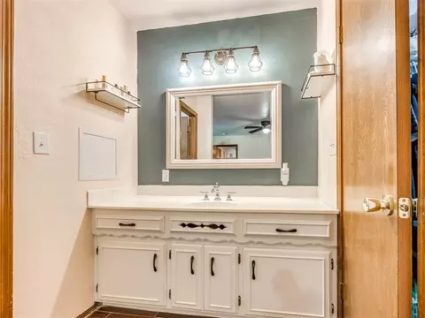 Bath - 400 Ridgewood Dr, Tuttle, OK 73089 photo 2 of 6