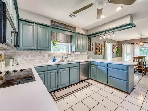 Kitchen - 400 Ridgewood Dr, Tuttle, OK 73089 photo 2 of 4