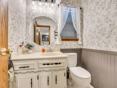 Bath - 400 Ridgewood Dr, Tuttle, OK 73089 photo 1 of 6