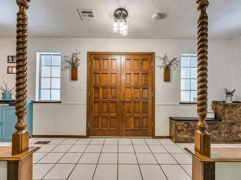 Entry Way - 400 Ridgewood Dr, Tuttle, OK 73089 photo 1 of 1