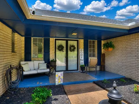 Exterior - 400 Ridgewood Dr, Tuttle, OK 73089 photo 2 of 4