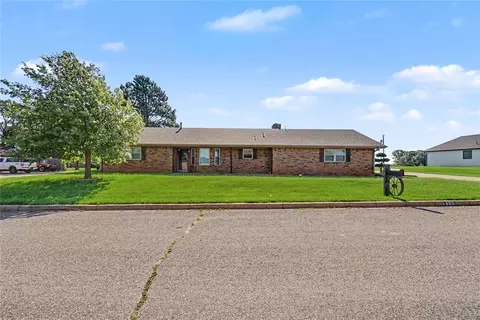 123 W Quail Dr, Cordell, OK 73632