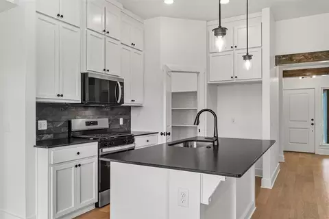 Kitchen - 1400 SW 158th Ter, Moore, OK 73170 photo 2 of 5