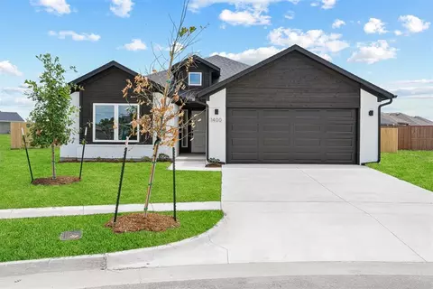 Exterior - 1400 SW 158th Ter, Moore, OK 73170 photo 2 of 6