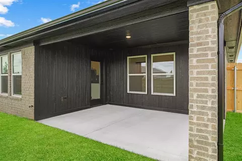 Exterior - 1400 SW 158th Ter, Moore, OK 73170 photo 4 of 6