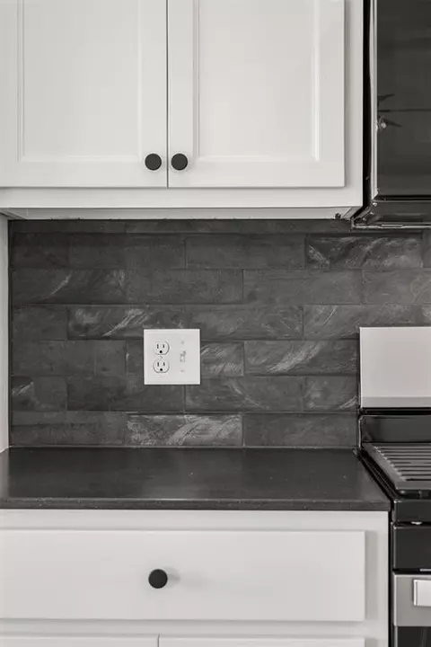 Kitchen - 1400 SW 158th Ter, Moore, OK 73170 photo 4 of 5