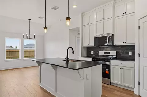 Kitchen - 1400 SW 158th Ter, Moore, OK 73170 photo 1 of 5