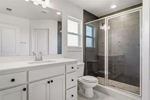 Bath - 1400 SW 158th Ter, Moore, OK 73170 photo 5 of 5