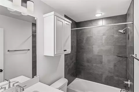 Bath - 1400 SW 158th Ter, Moore, OK 73170 photo 2 of 5