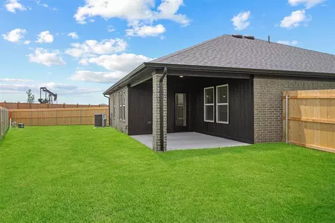 Exterior - 1400 SW 158th Ter, Moore, OK 73170 photo 5 of 6