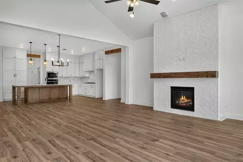 Living - 1424 SW 159th St, Moore, OK 73170 photo 2 of 3