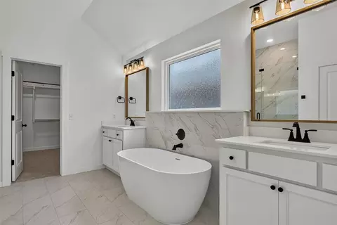 Bath - 1424 SW 159th St, Moore, OK 73170 photo 5 of 5