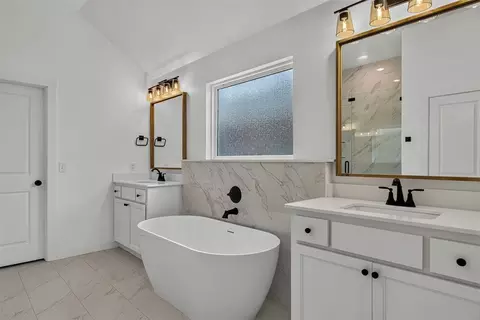 Bath - 1424 SW 159th St, Moore, OK 73170 photo 3 of 5