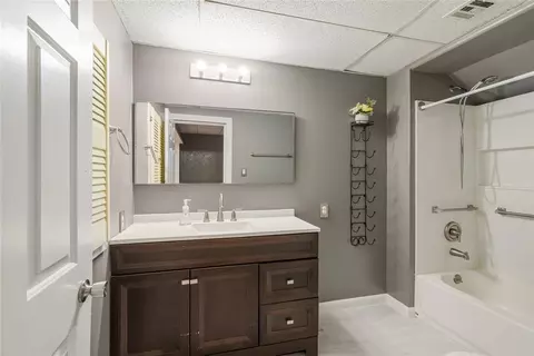 Bath - 301 N Wikoff Ave, Watonga, OK 73772 photo 1 of 3