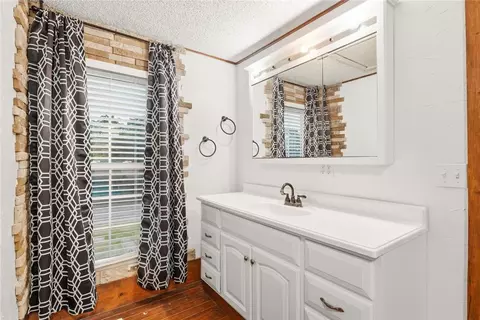 Bath - 301 N Wikoff Ave, Watonga, OK 73772 photo 2 of 3