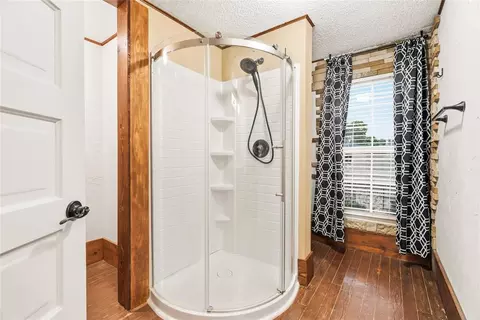 Bath - 301 N Wikoff Ave, Watonga, OK 73772 photo 3 of 3