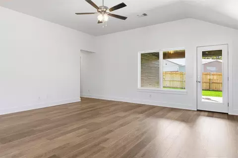 Living - 151 Pleasant Vw, Harrah, OK 73045 photo 2 of 4