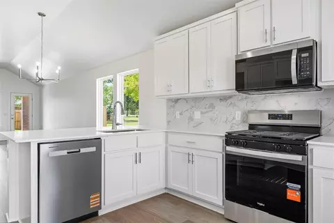 Kitchen - 151 Pleasant Vw, Harrah, OK 73045 photo 2 of 2