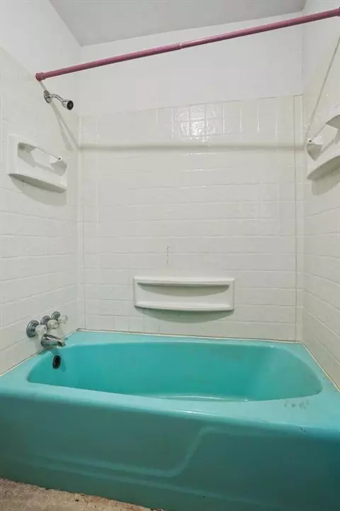 Bath - 116 N Poplar Ave, Erick, OK 73645 photo 5 of 5