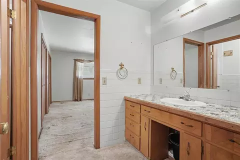 Bath - 116 N Poplar Ave, Erick, OK 73645 photo 3 of 5