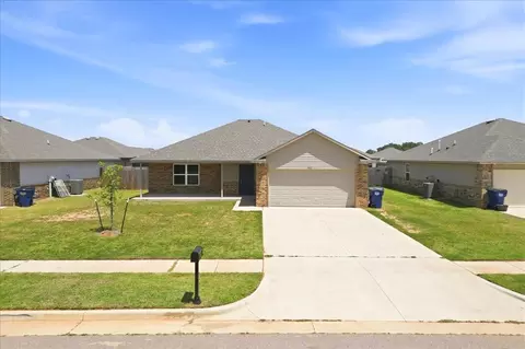1012 S Blackjack Ln, Mustang, OK 73064