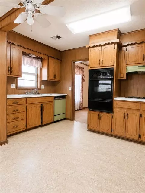 920 E Maple St, Cushing, OK 74023 photo 9
