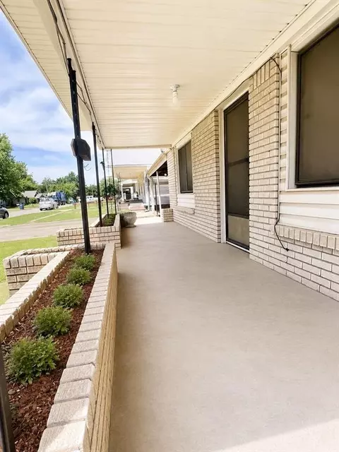 920 E Maple St, Cushing, OK 74023 photo 3