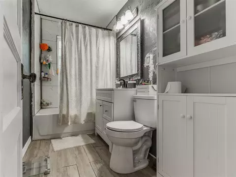 Bath - 515 W Oklahoma St, Mcloud, OK 74851 photo 5 of 6