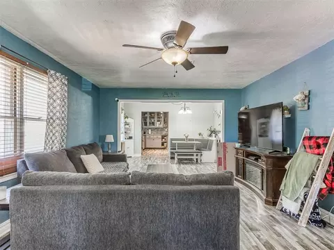 Living - 515 W Oklahoma St, Mcloud, OK 74851 photo 2 of 2