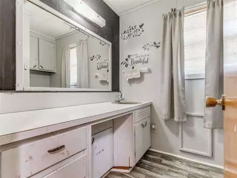 Bath - 515 W Oklahoma St, Mcloud, OK 74851 photo 2 of 6