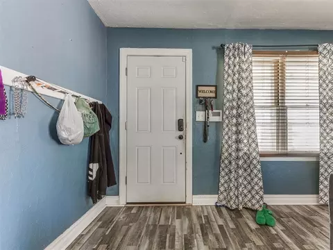 Entry Way - 515 W Oklahoma St, Mcloud, OK 74851 photo 2 of 2