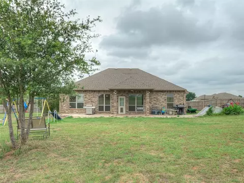 Exterior - 1112 Ella Dr, Tuttle, OK 73089 photo 8 of 9