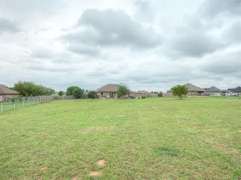 Exterior - 1112 Ella Dr, Tuttle, OK 73089 photo 7 of 9