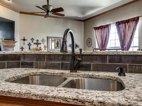 Kitchen - 3840 Pachem Ave, Harrah, OK 73045 photo 5 of 6