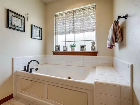 Bath - 3840 Pachem Ave, Harrah, OK 73045 photo 5 of 9