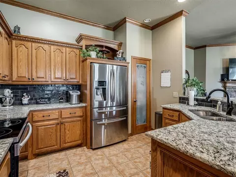 Kitchen - 3840 Pachem Ave, Harrah, OK 73045 photo 3 of 6