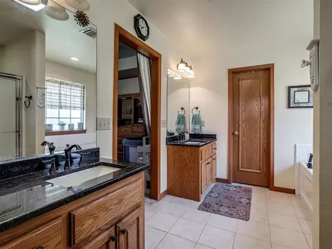 Bath - 3840 Pachem Ave, Harrah, OK 73045 photo 2 of 9