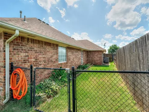 Exterior - 3840 Pachem Ave, Harrah, OK 73045 photo 4 of 5