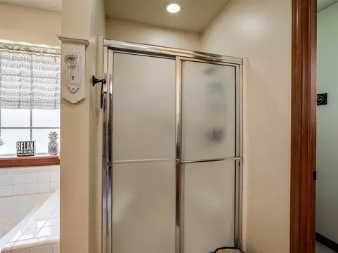 Bath - 3840 Pachem Ave, Harrah, OK 73045 photo 6 of 9